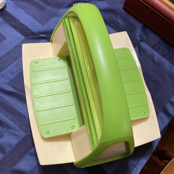 Provo Craft “Cuttlebug” Die Cutter & Embossing Machine - Picture 4 of 8